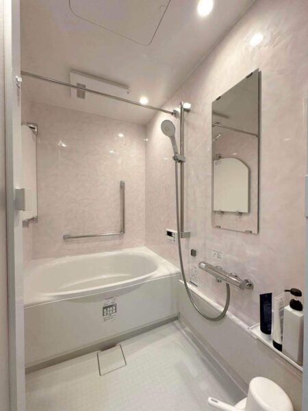 ちょうどいい位置にある手すりが、入浴をラクにする浴室リフォーム(町田市K様邸)