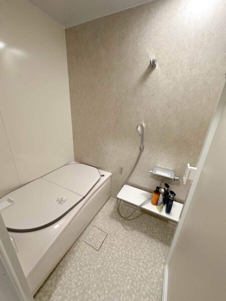 窓や鏡をあえて設けないことで、お掃除がしやすい浴室リフォーム（町田市S様）