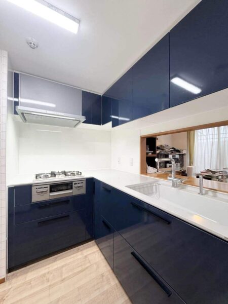 紺×白が映えるキッチン・省スペースでも快適に使える洗面リフォーム（相模原市中央区I様）